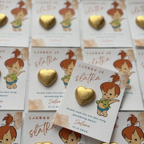 Heart-shaped chocolates on personalized thank you cards for "Ljubav je slatka" event.