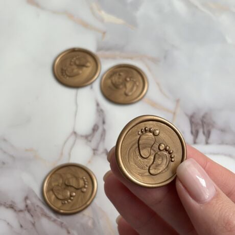 Baby footprint wax seal stamp for "Pečat - beba" theme, ideal for baby announcements and crafts.