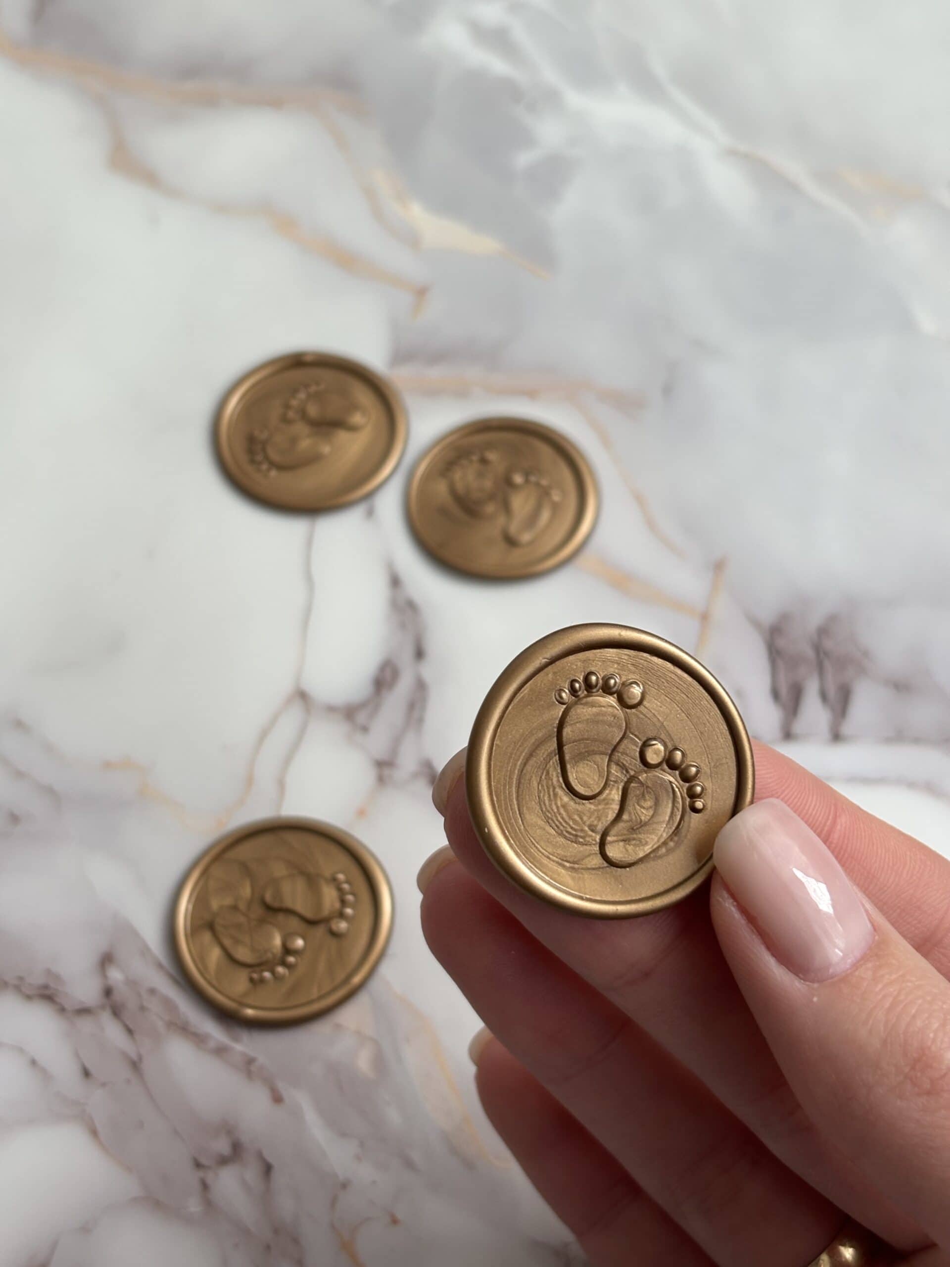 Baby footprint wax seal stamp for "Pečat - beba" theme, ideal for baby announcements and crafts.