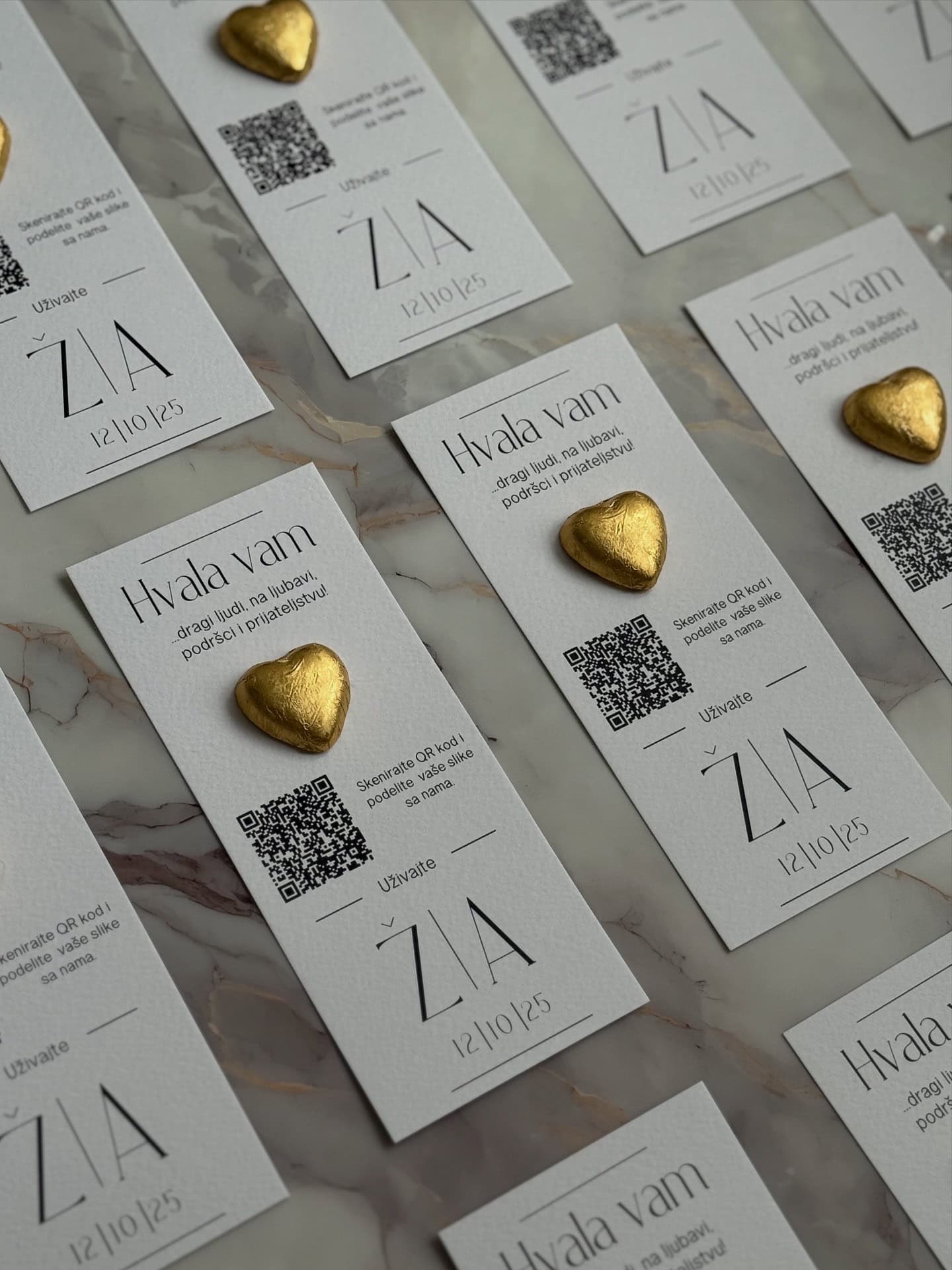Thank you card with gold heart and QR code, perfect for expressing gratitude at events or celebratio.